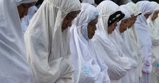 Maknanya perempuan berdiri di belakang lelaki yang menjadi imam sepertimana hadis dari anas yang berbunyi: Bila Isteri Ada Kesalahan Dalam Solat Suami Tegurlah Ini 10 Kesalahan Wanita Dalam Solat Pesona Pengantin