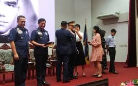 Guillermo lorenzo tolentino eleazar (born november 13, 1965) is a filipino police officer. Eleazar Gets 3 Star Rank Vows Strong Anti Drug Drive Philippine News Agency