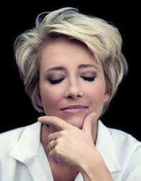En version carré court dégradé ou carré court effilé, cette coupe féminine est actuellement très tendance. Coupe Courte Volume Ete 2016 Les Plus Belles Coupes Courtes A Adopter En 2021 Elle