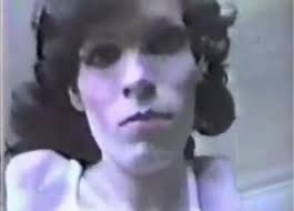 Exatamente as cenas que foram usadas para fazer o vídeo obedece ela morsa mostrando apenas ela vestida dançando uma música bem alegre descontraída nada de macabro e alguém então pegou a parte. Johnnie Baima La Verdad Detras Del Video Obedece A La Morsa Vix