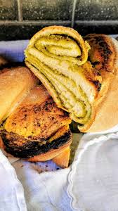 Rezept Fur Einfaches Pestobrot Grillbrot Ohne Gehzeit Cappotella Rezept In 2020 Rezepte Hot Dog Brotchen Lecker