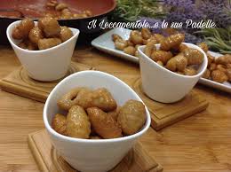 I crustoli sono dei dolcetti appartenenti alla tradizione calabrese che si preparano solitamente durante il periodo natalizio. Crustoli