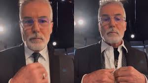 El comentado vídeo de David Cantero al terminar los informativos antes de  sus vacaciones: ''Fuera camisa, fuera corbata''