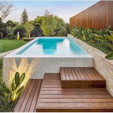 Sutil E Maravilhoso Esse Espaco O Paisagismo Esta Lindo E A Variacao De Materiais Conversou Perfe Small Backyard Pools Backyard Pool Landscaping Backyard Pool