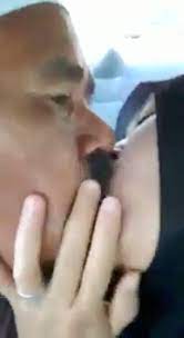 Video ini telah lama dirakamkan iaitu tahun 2001 dulu, tetapi bagus untuk dijadikan peringatan semula. Aksi Panas Dalam Kereta Warga Veteran Berkopiah Dan Bertudung Akukecahdotcom