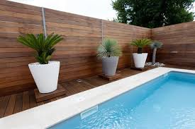 Gestalten sie für den pool für kleinen garten eine solche nische in die sie den pool rechteckig oder quadratisch einbauen. Ein Swimmingpool Im Garten Kosten Vorteile Und Tipps