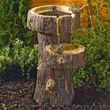 Ein Springbrunnen Wie Gewachsen Der Solar Brunnen In Baumstumpf Optik Fontes De Agua Pequenas Jardim De Agua