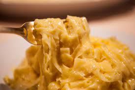 Fettuccine all'uovo, burro e parmigiano grattugiato. Fettuccine Alfredo Una Ricetta Romana Non Americana La Cucina Italiana