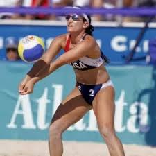 No vôlei de praia, a parte superior da rede deve ter altura de 2,43 metros em jogos masculinos e de 2,24 metros em partidas disputadas por duplas femininas. Fotos A Evolucao Do Uniforme De Volei De Praia 30 06 2015 Uol Esporte