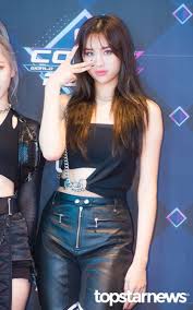 Fun facts about everglow's aisha! 190822 Everglow Aisha At M Countdown Phototime Kpop Girls Aisha Kpop Fashion