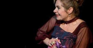 Απόφοιτος της δραματικής σχολής του εθνικού θεάτρου, παρακολούθησε μαθήματα αυτοσχεδιασμού στη γαλλία και εργάστηκε για πολλά χρόνια σαν ηθοποιός. Xrysa Sphliwth E Thessalia Gr