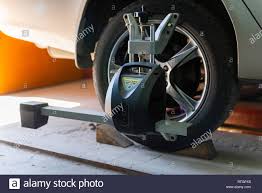 Looking for good quality sturz auto at the lowest prices? Auto Am Stand Mit Sensoren Auf Radern Fur Rader Angleichung Sturz Check In Werkstatt Tankstelle Stockfotografie Alamy