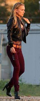 Sizzling The 31 Year Old Looks Great In The Figure Hugging Jeans Natalie Portman Natalie Portman Hot Natalie Portman Movies
