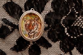 Pintura En Miniatura En Colgante Broche De Plata Con Cristal Bombe De Alta Calidad Miniature Painting On A Silver Pendant Brooch Cristales Colgantes Camafeos