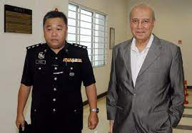 Pengerusi gagasan badan ekonomi melayu (gabem), tan sri dr rahim thamby chik menyifatkan tindakan serangan serta kritikan terbuka secara langsung terhadap peguam negara tan sri mohamed apandi ali oleh bekas perdana menteri, tun dr mahathir mohamad sebagai satu. Fumbling Ex Malacca Chief Minister Is Charged With Sedition We Have Not Forgotten Who This Man Is Weehingthong