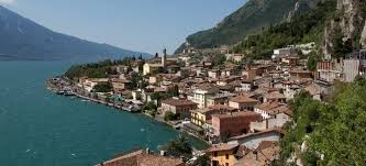 This town is located on a peninsula in the southern part of lake garda, in order to get to its historical center you need to cross the bridge of its famous scaliger castle. Limone Sul Garda