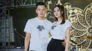 Kali ini mereka tampil kompak memakai baju tradisional jawa. 8 Momen Tingkeban Nella Kharisma Kental Akan Adat Jawa