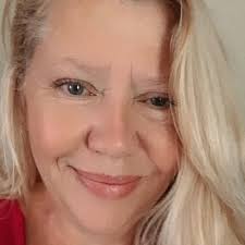 How the 'First American Supermodel' Looks at 77 Without Hiding Her Wrinkles  — Photos