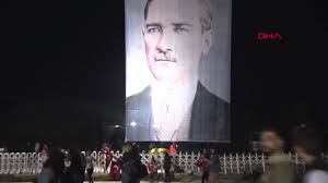 Hepimiz onu güzel şarkılarıyla tanısak da o artık bir sosyal medya fenomeni. Ankara Haluk Levent Ten Ankara Da 19 Mayis Coskusu Ankara