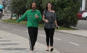 Ego Gabriel O Pensador Faz Stand Up Paddle E Namorada Observa Noticias De Famosos