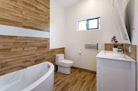 Modern master bathrooms use natural materials and wood wall finishes. Modern Wood Panel Bathroom Minimalistisch Badezimmer Los Angeles Von Pearl Remodeling Houzz