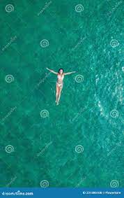 海洋水中裸胸的年轻裸体美女. 夏季. 从上方查看. 顶视图计算机. 库存照片- 图片包括有位于, 通风: 231385108