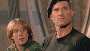 It was directed by roland emmerich , written by emmerich and dean devlin and starred kurt russell. Der Originale Stargate Film Ist Jetzt Kostenlos Auf Youtube Verfugbar
