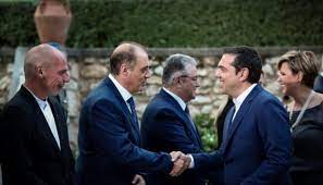 Κάθε φορά που γεννιόνταν μία κόρη, ο πατέρας της ελένης, της ασημίνας και της δρόσως φύτευε και μία λεύκα στην άκρη του περιβολιού τους για να τιμήσει τον ερχομό του νέου παιδιού. Ti Eipe O Belopoylos Se Tsipra Kai Ton Ekane Na Gelasei Pws Koyfane Toys Alloys Arxhgoys