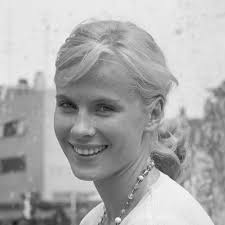 Vill tipsa om Agneta Ulfsäter Troells dokumentär "Älskade Nancy" som finns  att se på SVT-play. Den handlar om Nancy Bratt som gifte in sig i familjen  Dickson, alltså navet i Göteborgssociteten kring