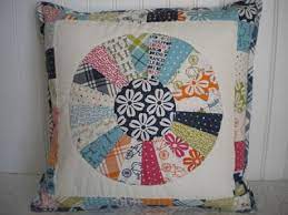 Sarung bantal sering dibuat dari kain yang rasanya nyaman di kulit, seperti katun lembut, satin, flannel atau jersey knit. Keterampilan Dari Kain Perca Membuat Sarung Bantal Unik Ragam Kerajinan Tangan