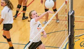 For these beginner volleyball drills, you will line up 6 players on each side of the court in the standard place positions. How To Teach Beginner Volleyball Players Approach Footwork Volleyball Tips