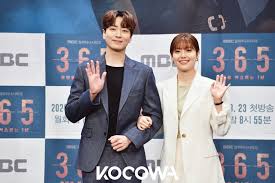 Sebuah komedi romantis tentang dua kenalan terakhir yang bertemu lagi setelah mereka pergi melalui pembalikan keberuntungan dan penampilan. Mbc S New Thriller K Drama 365 Repeat The Year