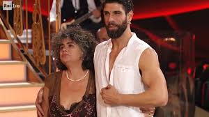 Gilles rocca è fidanzato con miriam galanti, attrice e protagonista del film scarlett. Ballando Mamma Di Gilles Rocca Rischia Un Mancamento Mi Gira La Testa Lanostratv