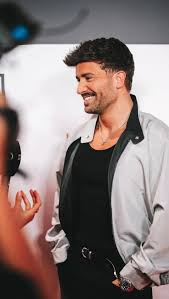 ¡Pablo Alborán en modo fan! 😍 Mientras daba una entrevista, el cantante español se puso visiblemente nervioso al darse cuenta de que nada menos que Sharon Stone estaba justo detrás de él. , Video: ...