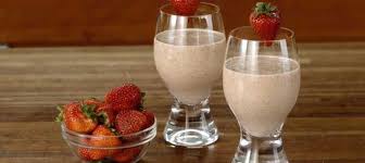 Combiner Au Melangeur Les Fraises Le Yogourt Le Lait Le Beurre D Amandes Le Germe De Ble Et Le Mie Almond Smoothie Recipe Almond Smoothie Strawberry Almond
