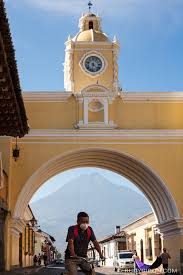 Antigua şehri, orta amerika'da yer alan guatemala ülkesinin merkezinin güney kısmında yer alır. Life Goes On In Antigua Guatemala Antiguadailyphoto Com