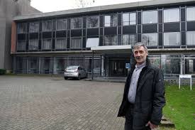 It's a micro size geocache, with difficulty of 2, terrain of 1.5. Internaat Montfortcollege Krijgt Renovatie Rotselaar Hln Be