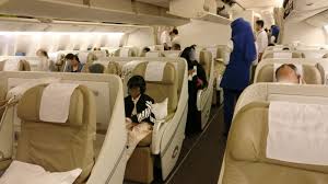 Ich habe außerdem darauf geachtet, einen sitzplatz nicht in der ersten reihe zu nehmen und außerdem nicht direkt vor oder hinter dem klo. Saudi Airlines Boeing 777 300 Business Class