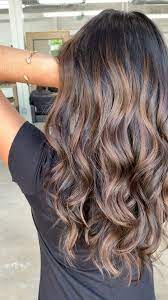 Look At Those Curls In This Beautiful Carmel Brunette Balayage Interiorpaintcolors2019trends Interiorpaintcol Balayage Brunette Balayage Hair Light Hair