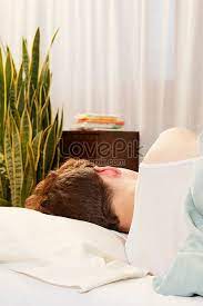 lovepik صورة jpg 501441478 id صورة فوتوغرافية بحث صور رجل نائم في السرير
