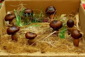 Basteln Mit Eicheln Und Kastanien Herbst Wiese Pilze Bastelideen Kinder Basteln Mit Eicheln Eicheln Basteln Mit Naturmaterialien Herbst