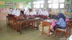 Sebagai seorang guru, sudah menjadi tugas anda untuk membangun lingkungan belajar yang ceria dan hangat bagi para siswa di sepanjang tahun. Siswa Sd Di Sidoarjo Ini Harus Belajar Dengan Duduk Di Atas Meja