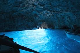 Italy, officially the italian republic, is a country consisting of a peninsula delimited by the alps and several islands surrounding it. File Capri Italien Blaue Grotte 1 Jpg Wikimedia Commons