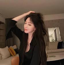 배우 한예슬 남자친구 류성재가 호스트 출신이라는 의혹이 또 제기된 가운데, 소속사 측이 사실이 아니라는 입장을 밝혔다. Gunqp1jprhxeam
