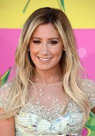 Dirty blonde and brown ombre waves and a major cat eye flick. Ashley Tisdale Hairstyles Styles Weekly