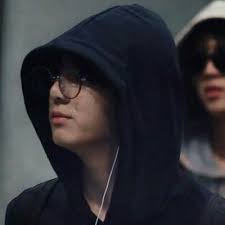 ba)nana 🍌 (@cheezykookie)