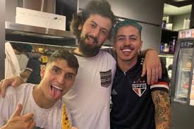 O resto é problema seu e do resende. Trio De Cancelados Biel Prior E Cartolouco Posam Juntos Em Publicacao E Viralizam Na Web