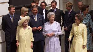 Durch eine schwere infektion der bronchien geschwächt, nahm die königinmutter zuletzt an der. Prinzessin Margaret Die Countess Of Snowdon Im Portrat Ndr De Geschichte Menschen