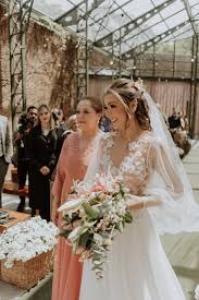 Casamento rústico: Como escolher o traje perfeito para os noivos e padrinhos