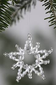 Mala Snezenka Hvezdicka Bila Jako Snih Je Vyrobena Z Bilych Voskovych Perel A Cirych Koralku Velik Christmas Orniments Beaded Ornaments Christmas Decorations